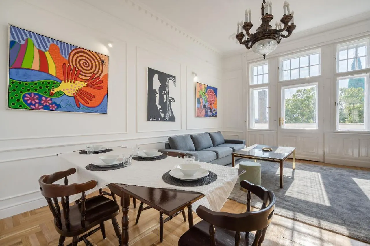 Classical Apartment With A Modern Touch! Budapest