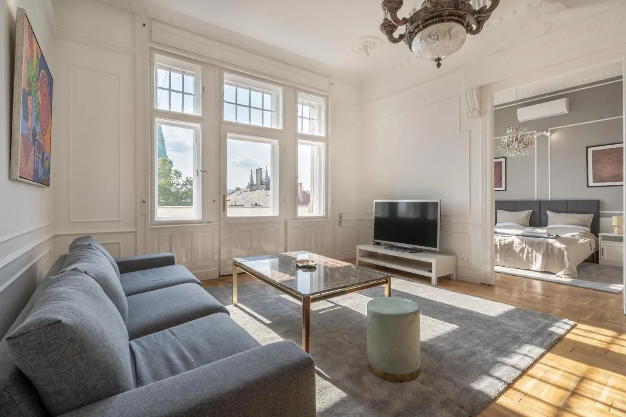 Classical Apartment With A Modern Touch! Budapest