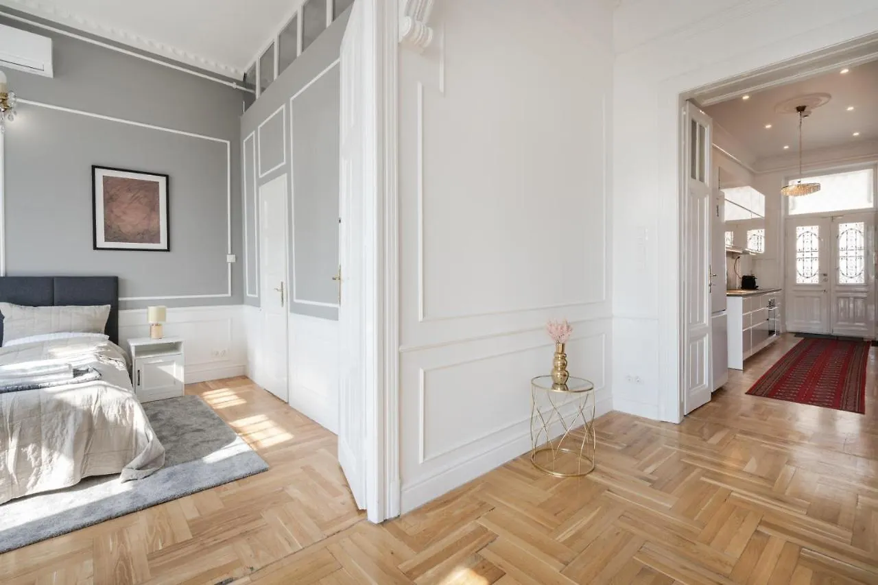 Classical Apartment With A Modern Touch! Budapest