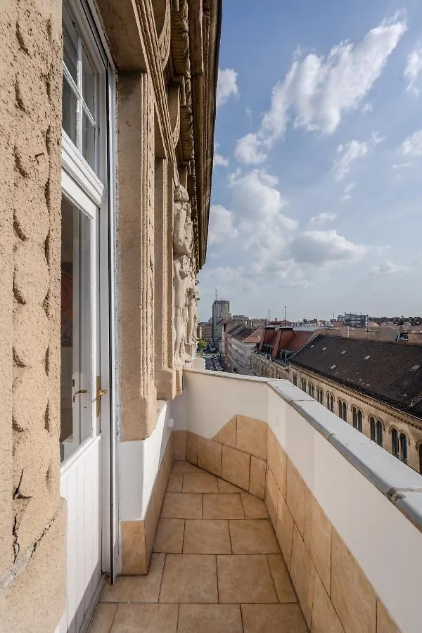 Classical Apartment With A Modern Touch! Budapest
